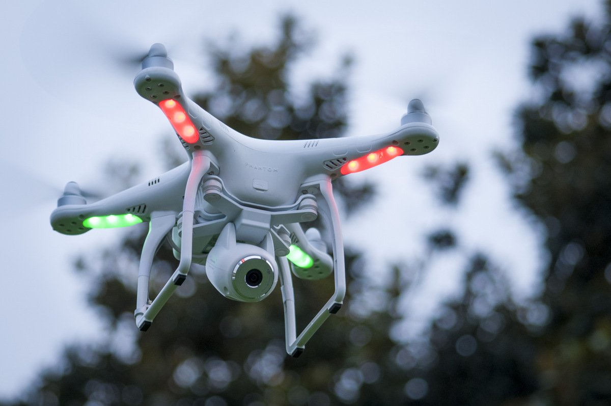 Сейчас можно летать на квадрокоптере. DJI Phantom 2. Беспилотник Фантом. Летающие дроны. Квадропарк.